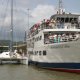 125- On se met a couple du bateau de touristes 